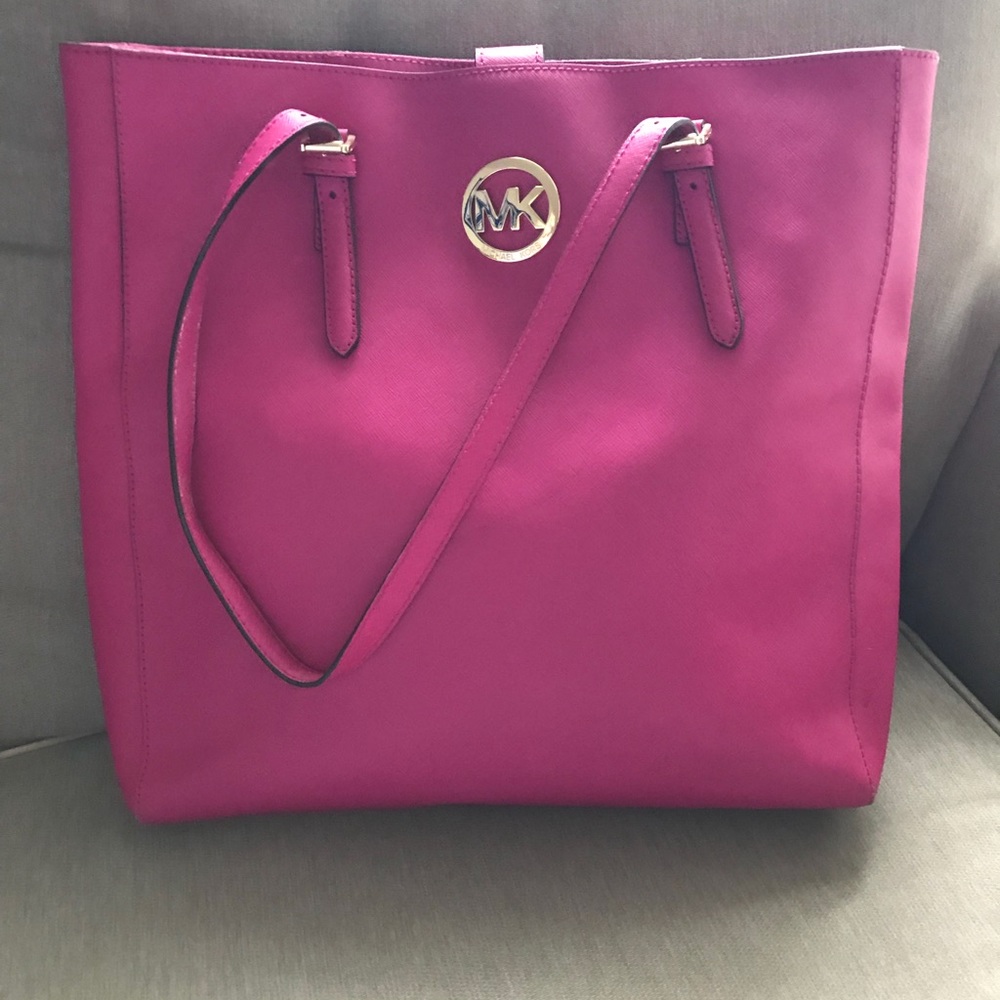 Hot pink Michael Kors purse! 💕